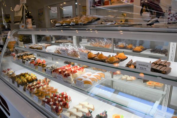 ケーキが並ぶ洋菓子店のショーケース。あらゆる経費が増えているという＝12月中旬、宇都宮市上戸祭町