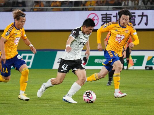 前半、ドリブルで攻め上がる栃木ＳＣのＦＷ南野（中央）＝ユアテックスタジアム仙台