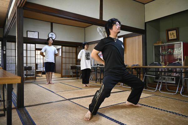 応援団道場で指導する加藤さん（右）
