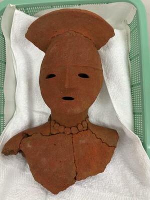 生出塚遺跡で発掘された「巫女の埴輪」(埼玉県鴻巣市教委提供)