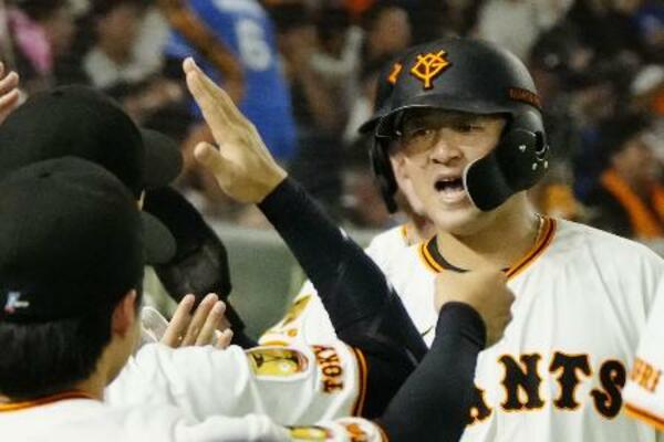 　３回、２ランを放ち、ナインに迎えられる巨人・岸田＝東京ドーム