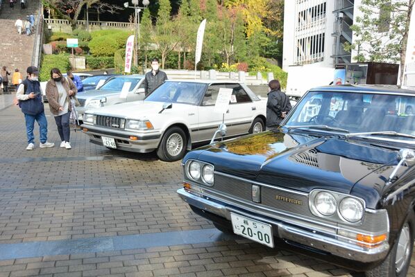 歴代のクラウンが並ぶ展示イベント＝２６日午後、宇都宮市馬場通り４丁目