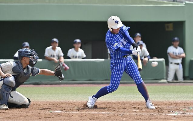 ２回、青藍泰斗の鈴木が２点適時打を放つ＝清原球場、永嶌理絵撮影