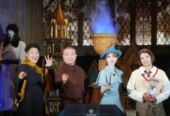 　スタジオツアー東京「炎のゴブレット」お披露目セレモニーに登場した（左から）長田庄平、松尾駿、加藤史帆、阿部詩選手＝４月２２日、東京都練馬区