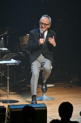 トークセッションで話す売野さん＝28日午後２時15分、宇都宮市本町