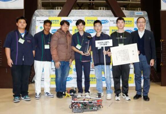 第10回廃炉創造ロボコンで最優秀賞を獲得したタイ高専のメンバーら=20日午後、福島県楢葉町