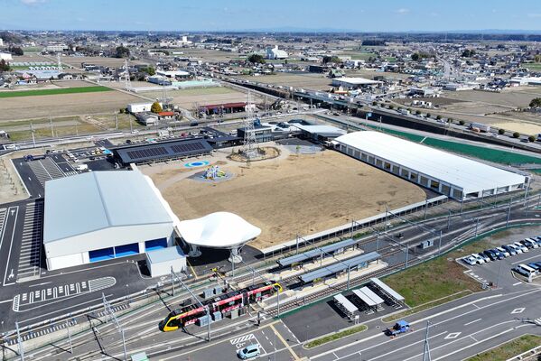 次世代型路面電車（ＬＲＴ）の平石停留場に直結する「アークタウン宇都宮」＝16日午前10時40分、宇都宮市下平出町、磯真奈美撮影、ドローンから