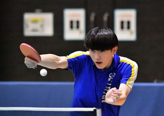 男子シングルス準々決勝 宮前(青藍泰斗)がバックハンドを放つ=日環アリーナ栃木