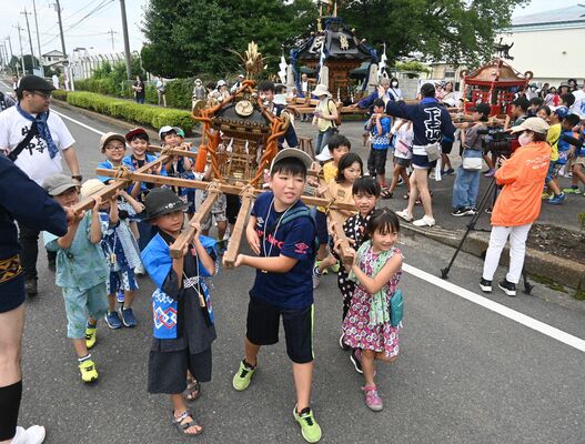 子どもみこしも登場した「古山の夏祭り」