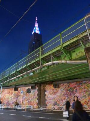 JRの高架線とNTTドコモ代々木ビルの夜景=東京都渋谷区