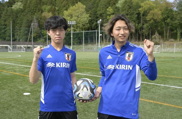 日本代表合宿でのアピールを誓う高木選手（右）と大久保選手＝26日午後、さくら市のＳＡＫＵＲＡグリーンフィールド