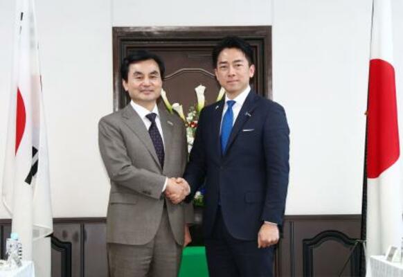 会談を前に握手する小泉防衛相(右)と韓国の安圭伯国防相=30日午後、神奈川県の海上自衛隊横須賀基地(代表撮影)