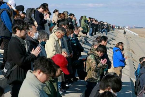 　東日本大震災から１５年、地震発生時刻に合わせて黙とうする人たち＝１１日午後２時４６分、仙台市若林区荒浜地区
