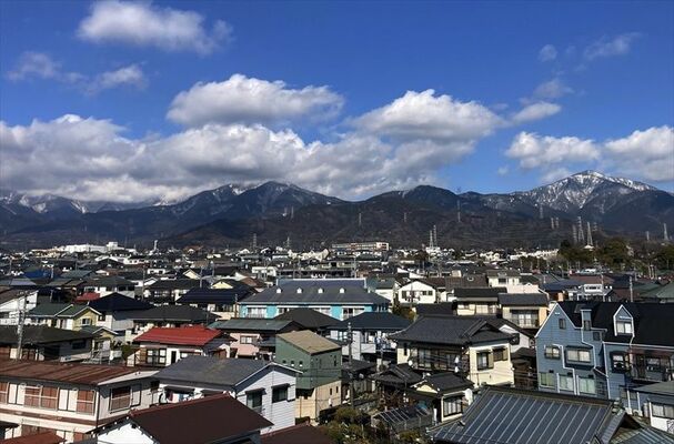 ２月５日の大雪で大山（中央右）など丹沢山塊の山頂部には残雪が見られるが、市街地では確認できなかった＝２月７日、秦野市内