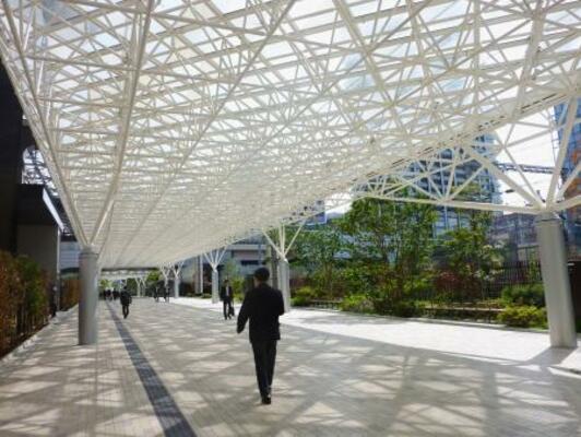 　浜松町駅近くの自由通路＝東京都港区