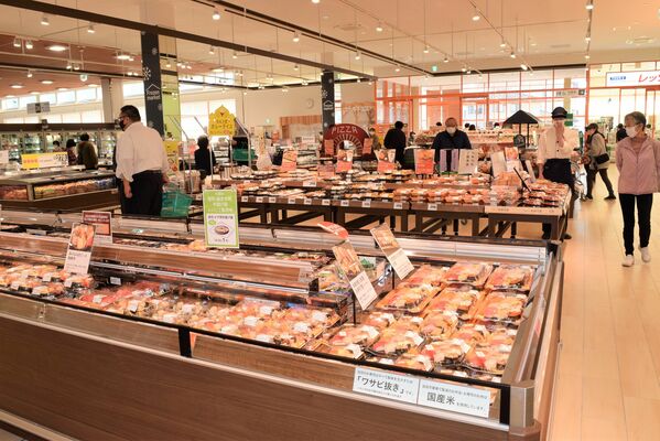 簡便化に応え、さまざまな弁当、すし、総菜が並ぶコーナー＝18日午後、大田原市