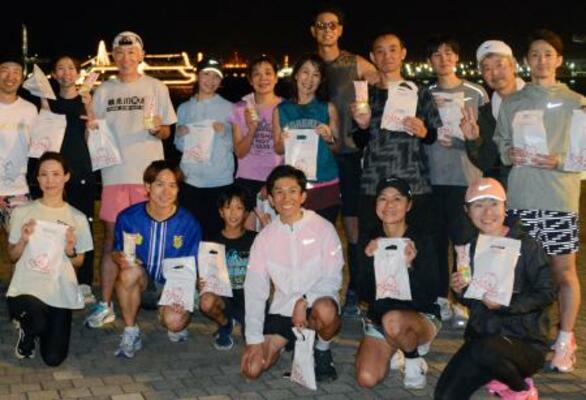 ランニングイベントの参加者と記念写真に納まる鈴木健吾(前列右から3人目)=10日、横浜市