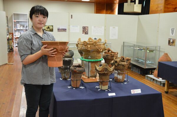 土器など約１６０点が並ぶ展示会場。実際に土器を持てる