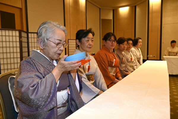 濃茶をじっくりと味わう参加者＝26日午前、宇都宮市