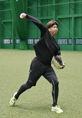 　キャッチボールする阪神・西勇＝兵庫県尼崎市