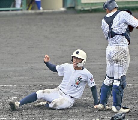6回、佐野日大・吉澤の適時二塁打で一走の中村(左)が生還=富士山麓公園野球場、広瀬華撮影