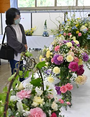 四季を表現した作品が並ぶ会場