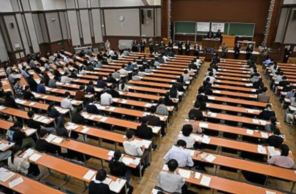 　大学入学共通テストに臨む受験生＝１７日午前、東京都文京区の東大