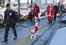 サンタクロースの仮装をしてパレードする犬と参加者