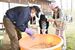 みそ造りの作業に励む参加者ら