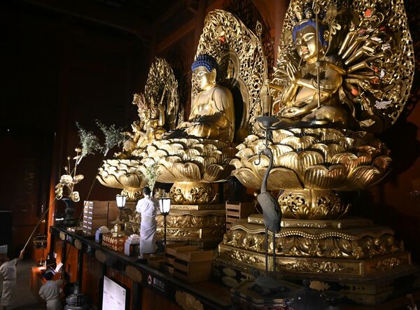 三仏堂で行われたすす払い供養＝１４日午前、日光市山内