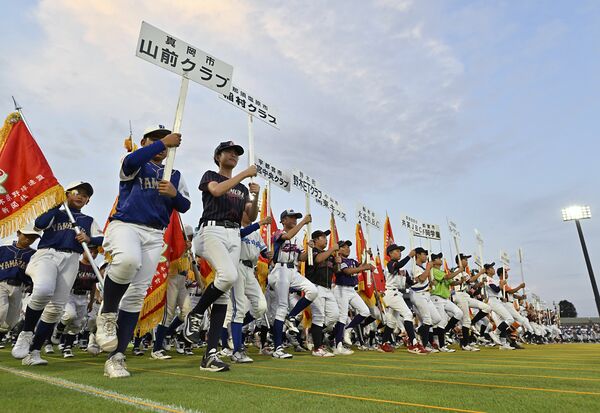 開会式で一斉に前進する選手たち＝午後６時45分、宇都宮市西川田４丁目、森田大地撮影