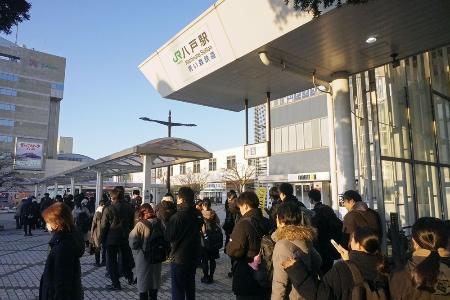 　ＪＲ八戸線の運休が続き、長い列ができた八戸駅前のバスターミナル＝１６日、青森県八戸市
