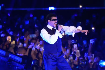 　パフォーマンスするバッド・バニー＝７日、千葉市（Ｐｈｏｔｏ　ｂｙ　Ｇｅｔｔｙ　Ｉｍａｇｅｓ　ｆｏｒ　Ｓｐｏｔｉｆｙ）