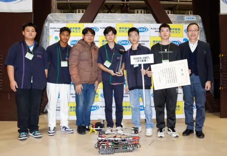 　第１０回廃炉創造ロボコンで最優秀賞を獲得したタイ高専のメンバーら＝２０日午後、福島県楢葉町