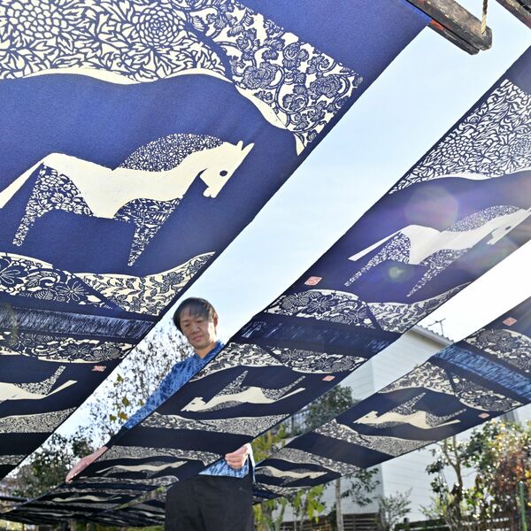来年の干支「午」の壁掛け作り最盛期 大田原の藍染め店「紺屋」 邪気