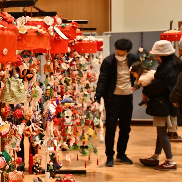 華やかな布作品が一堂に つるし雛、ミニ着物 大田原・那須与一伝承