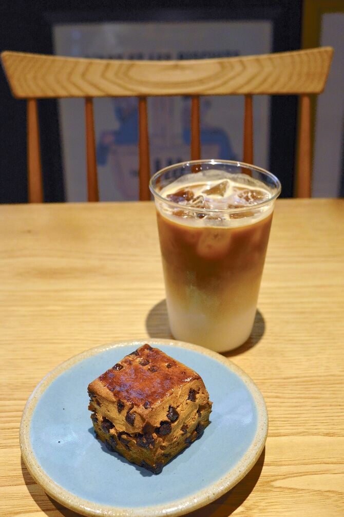 チョコたっぷりの「スコーンショコラ」（２２０円）と「アイスラテ」（６００円）
