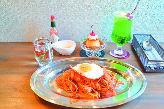 懐かしい昭和のスパゲティは太麺が特徴。目玉焼きトッピングの「ナポリタンミネソタ」(1100円)など