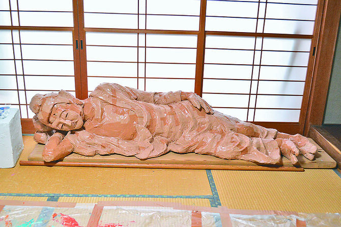 お寺のワークショップで使用したガムテープの作品「涅槃像」（ねはんぞう）