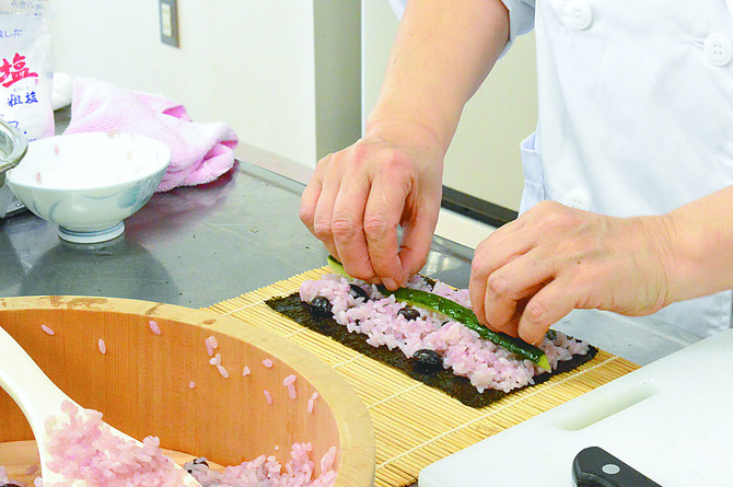 キュウリで芯を作ることにより、巻きやすくなります