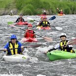 馬頭高生が恒例のカヌー実習　新緑の那珂川、ゴール目指してパドル巧みに