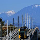 ＬＲＴ沿線でくっきり浮かぶ山並み　男体山と列車の撮影スポット人気　