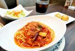 【ミヤコレ】食欲刺激する香り　パスタ「にんにくとトマト」（創作ダイニン…