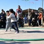栃木で「ど田舎にしかた祭り」にぎわう　舞台は田んぼの上　相撲や俵飛ばし…