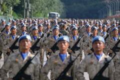中国、軍事パレードに新型兵器