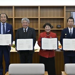 アサヒ飲料と県内自治体が初の協定締結 警察署も 防犯カメラ付き自販機で犯罪抑止へ