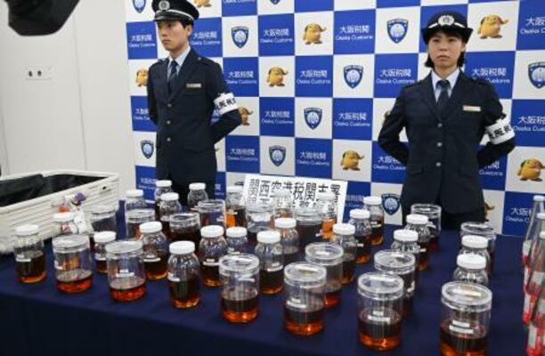 押収された約20キロの液体大麻が入った瓶など=5日午後、関西空港