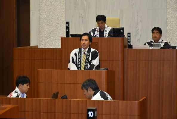 市執行部、市議が牛柄の法被を着用した那須塩原市議会