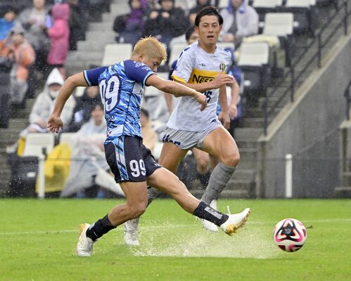 後半９分、栃木シティのＦＷ平岡（左）がチーム３点目のシュートを決める＝シティフットボールステーション