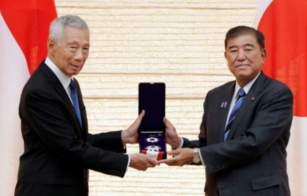 　勲章伝達式でシンガポール前首相のリー・シェンロン上級相（左）と写真に納まる石破首相＝２５日午後、首相官邸